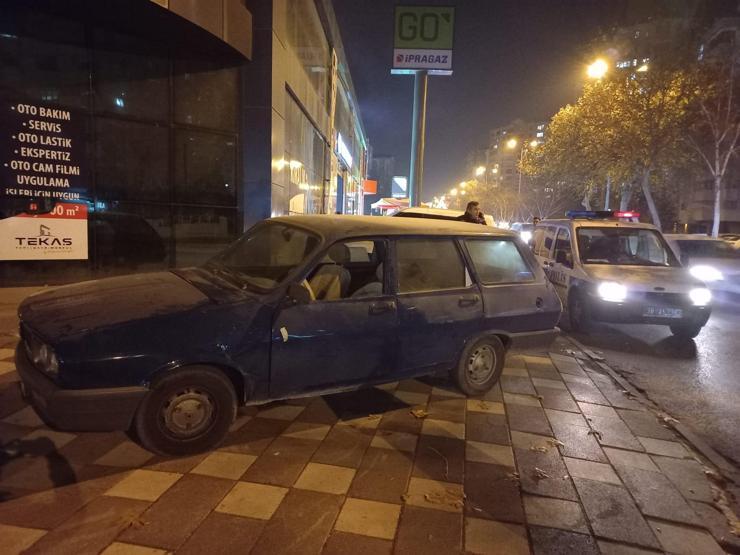 Akaryakıt istasyonundaki otomobil alev aldı