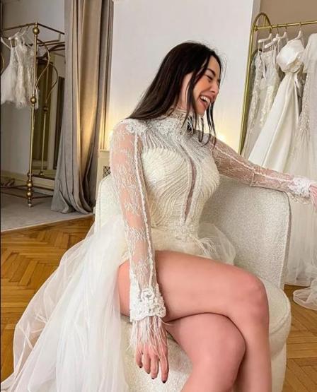 Merve Sevinin gelinlikli paylaşımı kafa karıştırdı