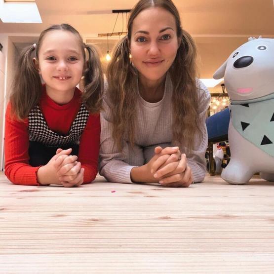 Meryem Uzerliden kızıyla ev pozu