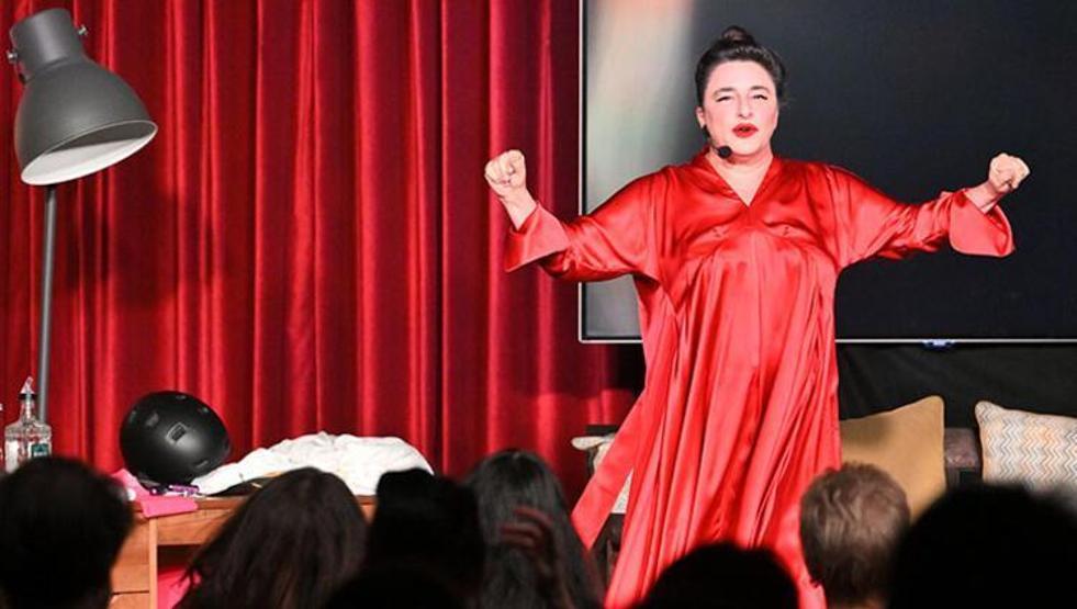 Esra Dermancıoğlu sahnede doğum gününü kutladı