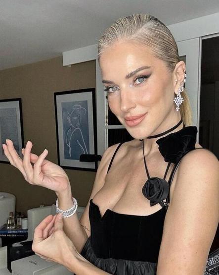 Burcu Esmersoy adeta para basacak