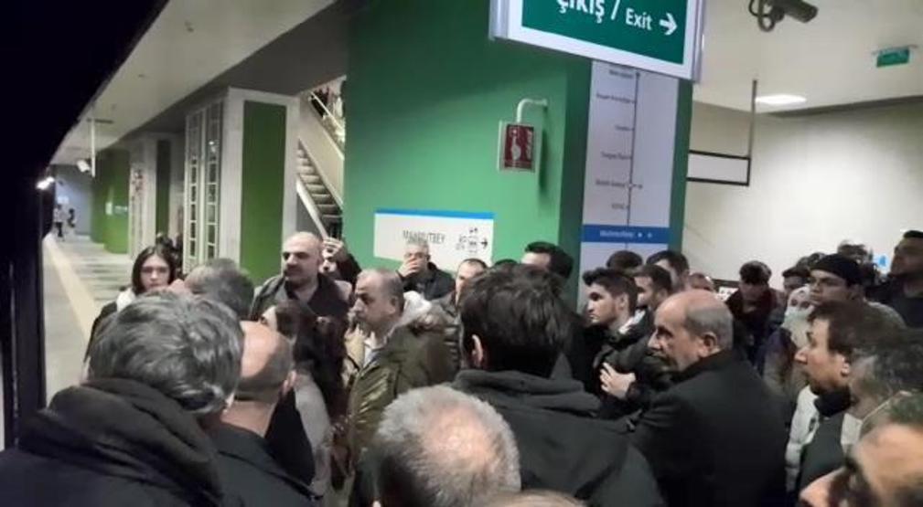 Kirazlı-Başakşehir metro hattında elektrik kesintisi, seferler durdu