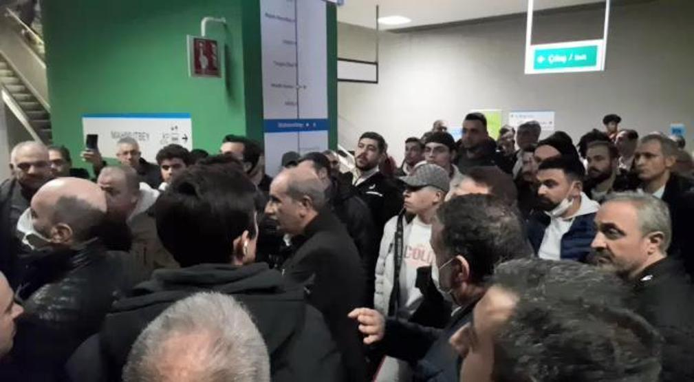 Kirazlı-Başakşehir metro hattında elektrik kesintisi, seferler durdu