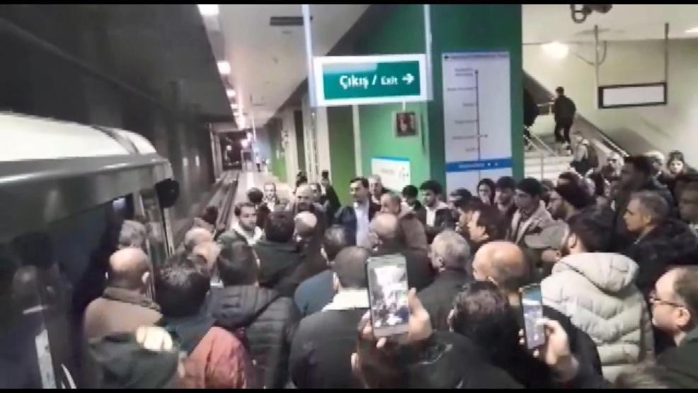 Kirazlı-Başakşehir metro hattında elektrik kesintisi, seferler durdu