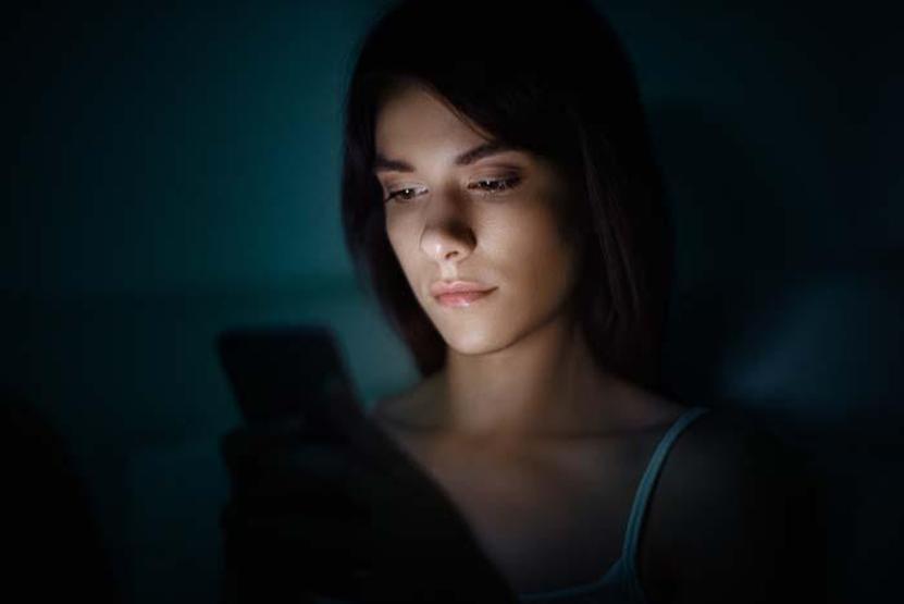 Çağın salgını Kalp hastalıkları, tansiyon, obezite ve kolesterolü tetikliyor Cep telefonunu elinden düşürmeyenler dikkat Akıllı telefon bağımlılığından kurtulmanın yolları