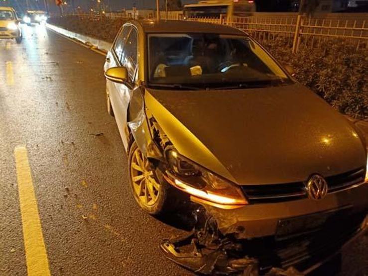 İzmirde yamaçtan düşen kaya parçaları yolu kapattı