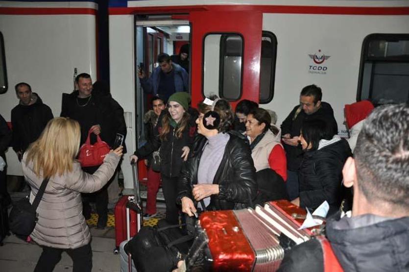Turistik Doğu Ekspresi son durağı Kars’ta coşkuyla karşılandı