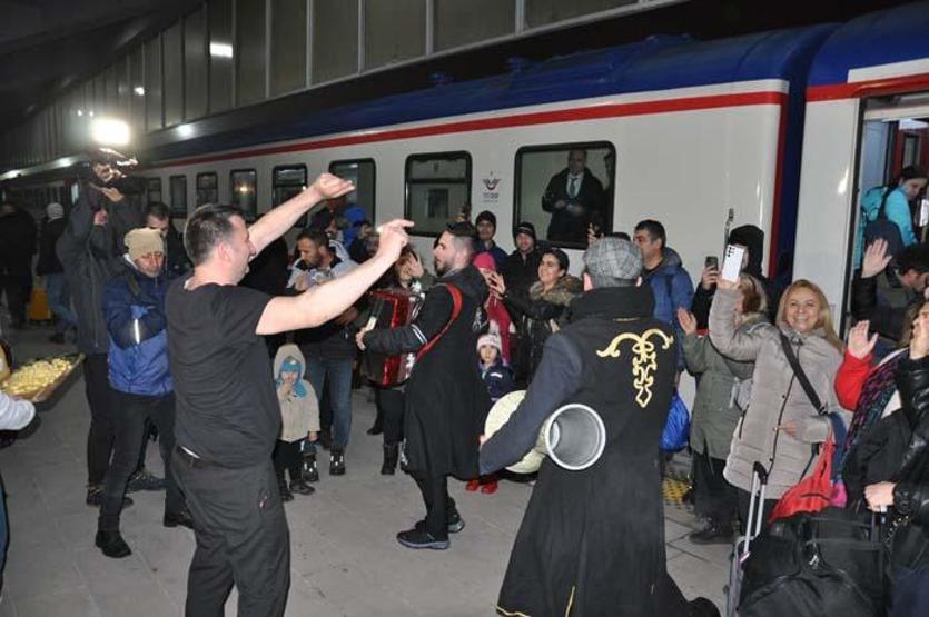 Turistik Doğu Ekspresi son durağı Kars’ta coşkuyla karşılandı