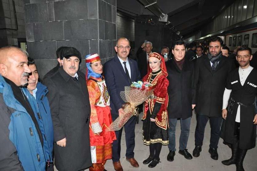 Turistik Doğu Ekspresi son durağı Kars’ta coşkuyla karşılandı