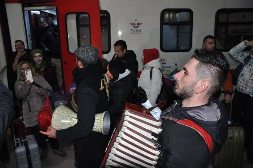 Turistik Doğu Ekspresi son durağı Kars’ta coşkuyla karşılandı
