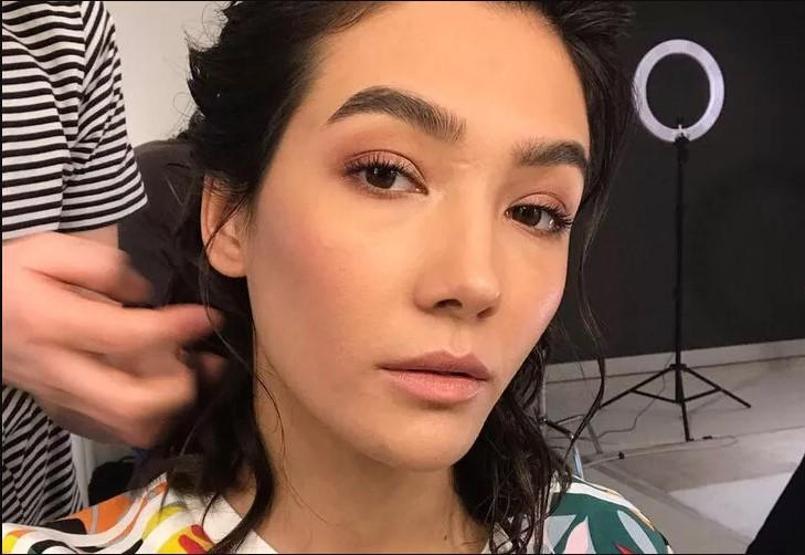 Aybüke Pusat transparan elbisesiyle poz verdi