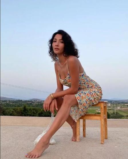 Aybüke Pusat transparan elbisesiyle poz verdi