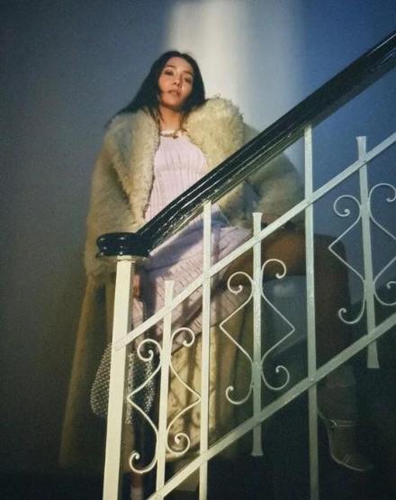 Aybüke Pusat transparan elbisesiyle poz verdi