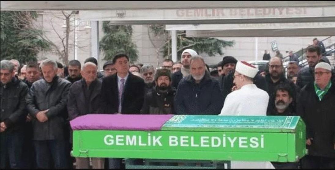 Alpaslan Özmol annesini son yolculuğuna uğurladı