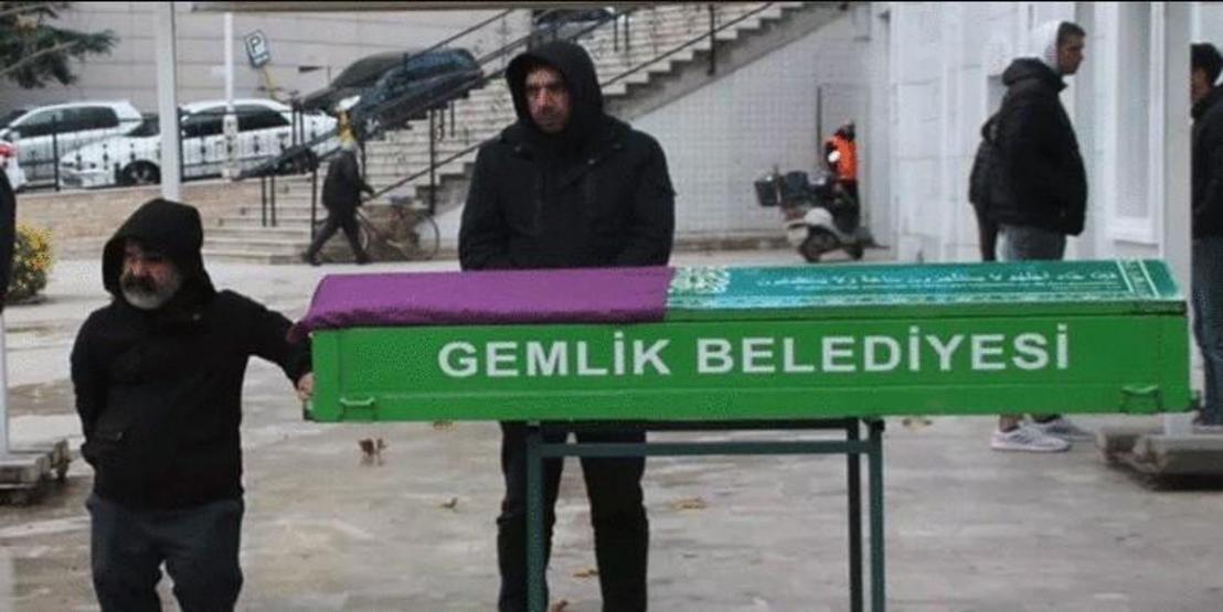 Alpaslan Özmol annesini son yolculuğuna uğurladı