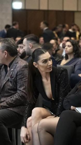 Burcu Kıratlı elbisesiyle geceye damga vurdu