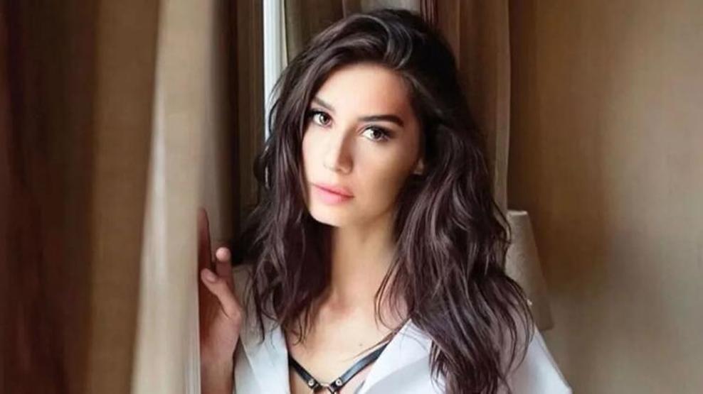 Burcu Kıratlı elbisesiyle geceye damga vurdu