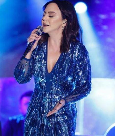 Ebru Gündeşten Ezgi Molaya jest