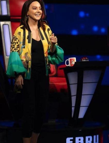 Ebru Gündeşten Ezgi Molaya jest