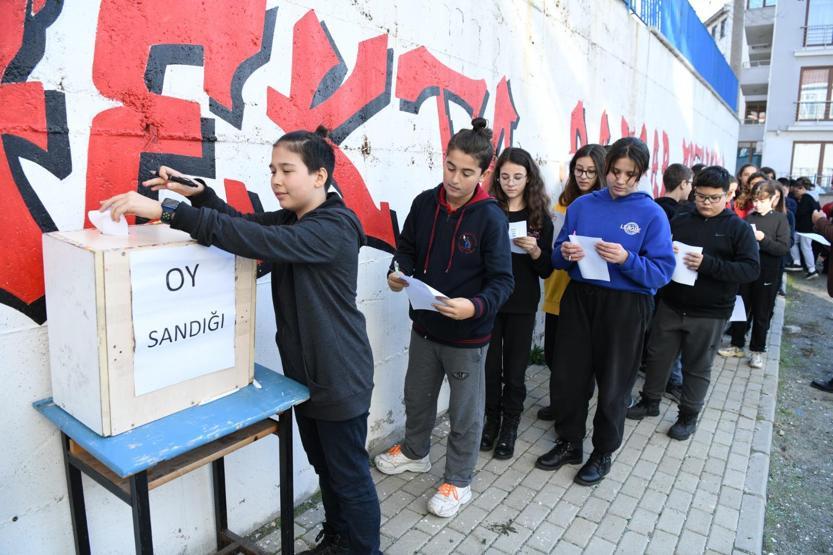 Öğrenciler Köpük için sandığa gitti: Okulun maskotu olacak