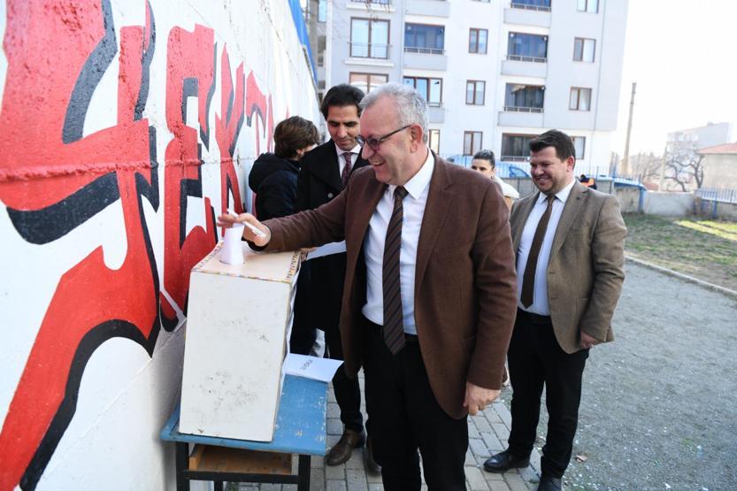Öğrenciler Köpük için sandığa gitti: Okulun maskotu olacak