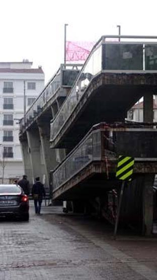 Avcılar’da ‘korku üstgeçidi’nin sökümüne başlandı