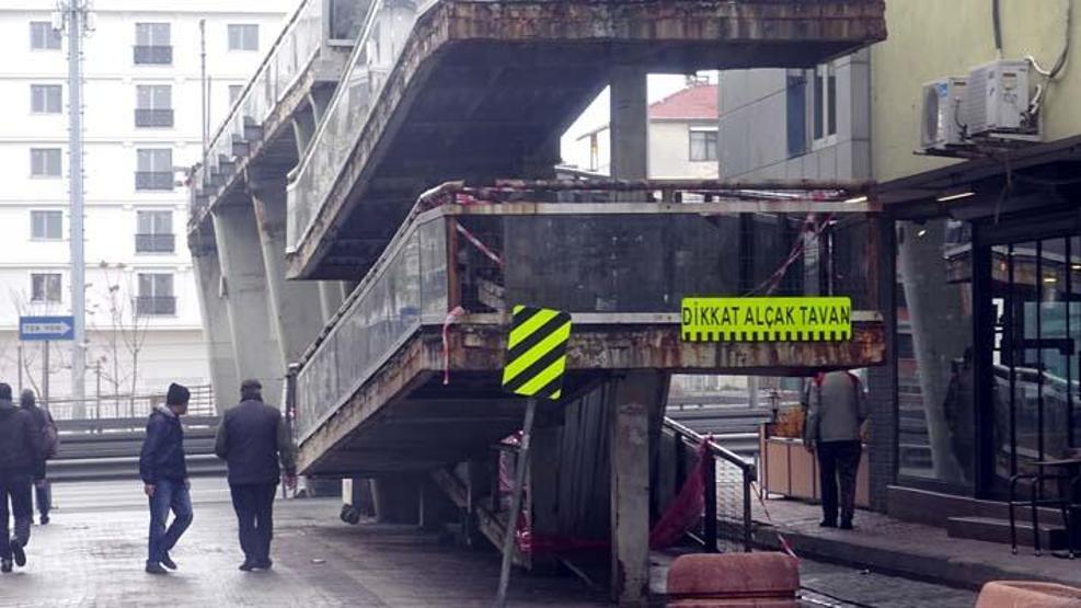 Avcılar’da ‘korku üstgeçidi’nin sökümüne başlandı