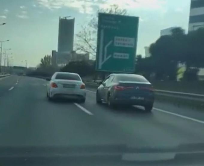 Trafikte akıl almaz magandalık Sürücülere tepki yağdı