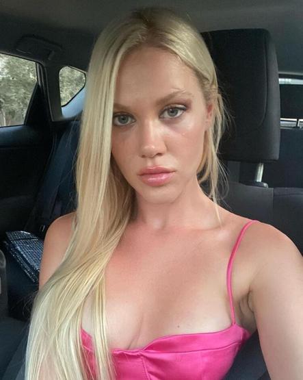 Serel Yereli leopar desenli mayokinisiyle kamera karşısına geçti