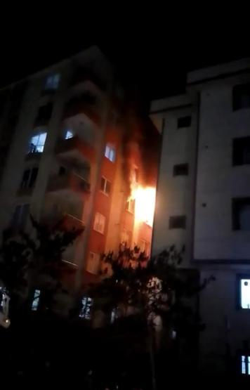 Sancaktepe’de 7 katlı binanın 4üncü katında yangın: Mahsur kalanlar kurtarıldı
