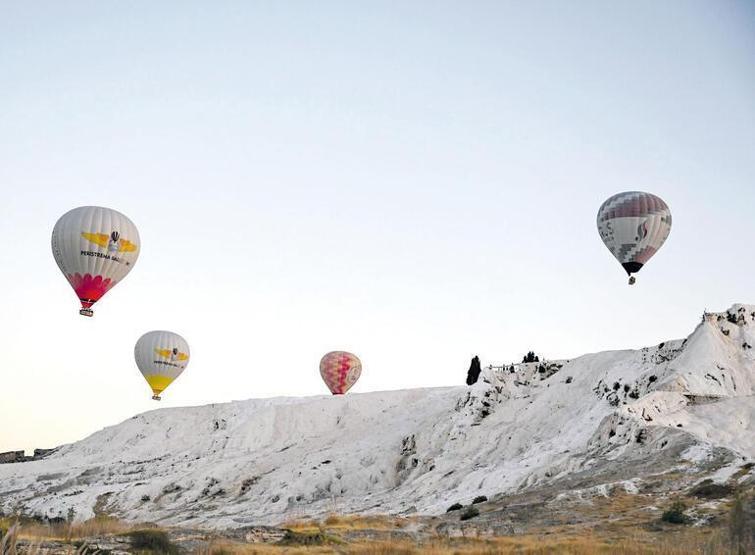 Ege Bölgesi’nin en çok turist çeken şehirleri arasında Yaz kış beyaz Denizlide görülmeye değer yerler... Banu Şen yazdı