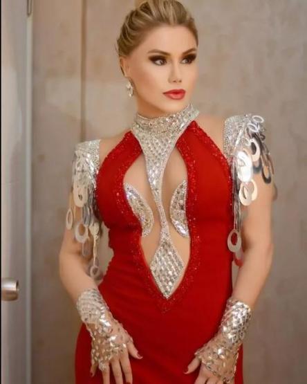 Ceylandan cesur dekolte Kırmızı elbisesiyle yaktı geçti