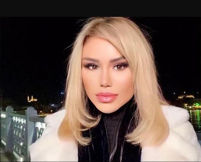 Ceylandan cesur dekolte Kırmızı elbisesiyle yaktı geçti