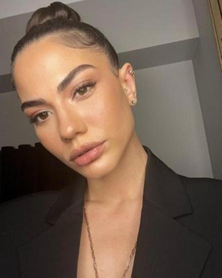 Demet Özdemir karda mayoyla poz verdi