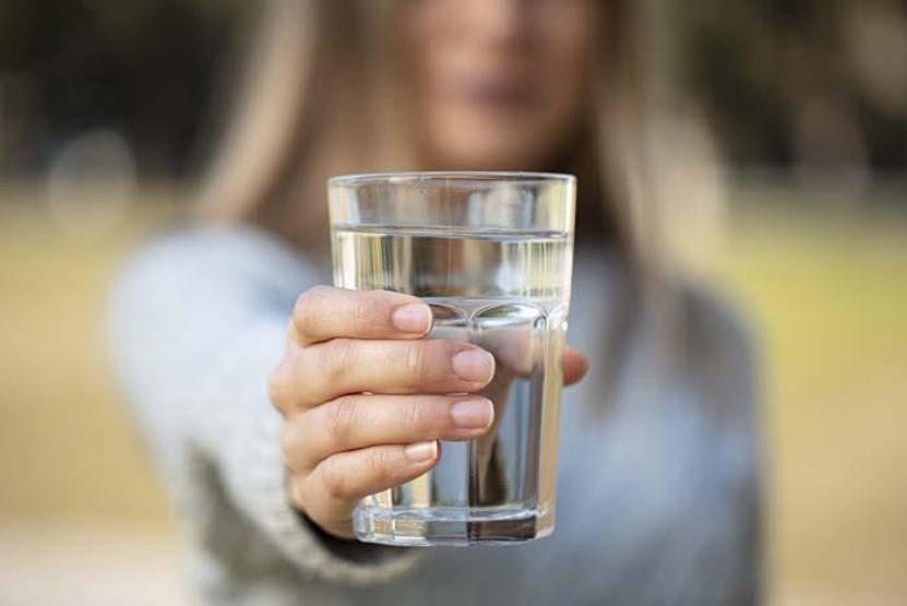 Günde 8 bardak su ömrü uzatır mı
