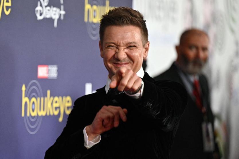 Kaza geçiren Jeremy Renner hastane odasından fotoğraf paylaştı