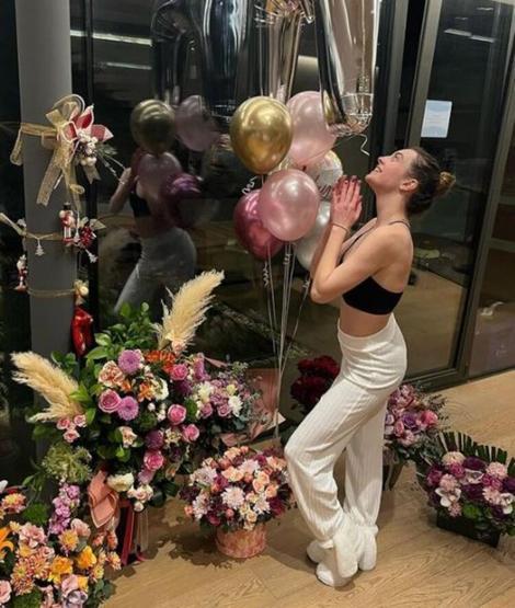 Melis Sezenin doğum günü pozlarına yorum yağdı
