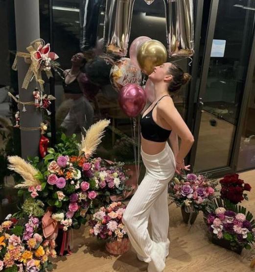 Melis Sezenin doğum günü pozlarına yorum yağdı