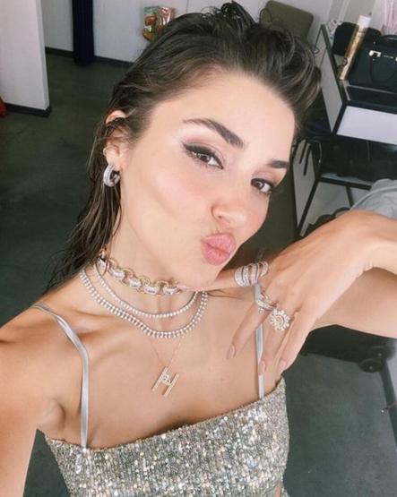 Hande Erçel ayna karşısında poz verdi