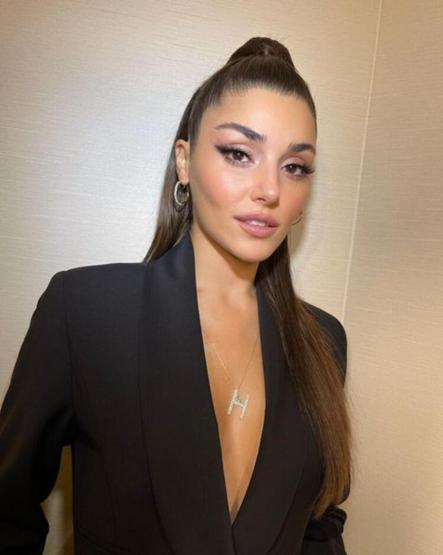 Hande Erçel ayna karşısında poz verdi