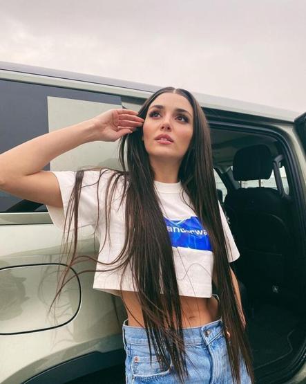 Hande Erçel ayna karşısında poz verdi