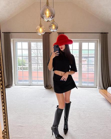Hande Erçel ayna karşısında poz verdi