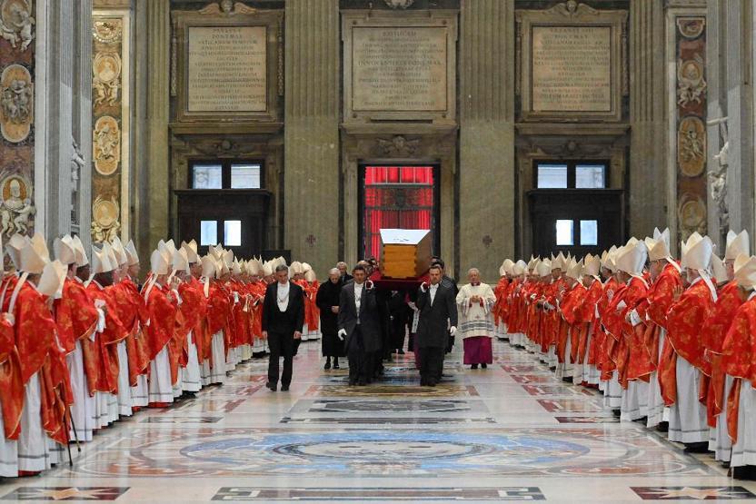 Eski Papa 16. Benedictus için Vatikanda cenaze töreni düzenlendi