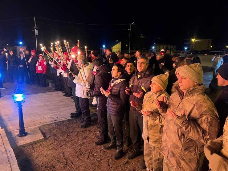 Türkiye orada toplandı: Sarıkamış şehitleri için on binler meşalelerle yürüdü