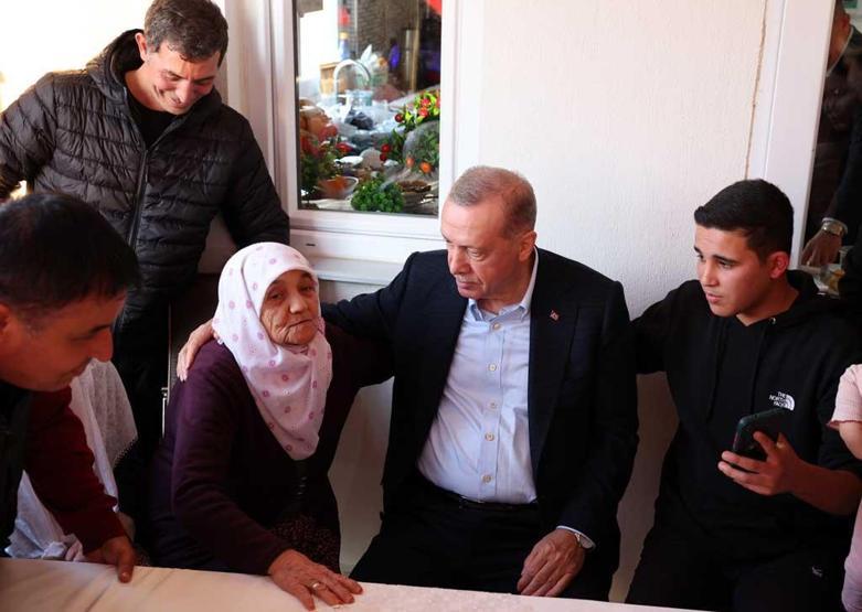 Erdoğan, selzede Zülfiye nineyi ziyaret etti... Zülfiye Ceylan: “Sevinçle ve mutlulukla ağırladım”
