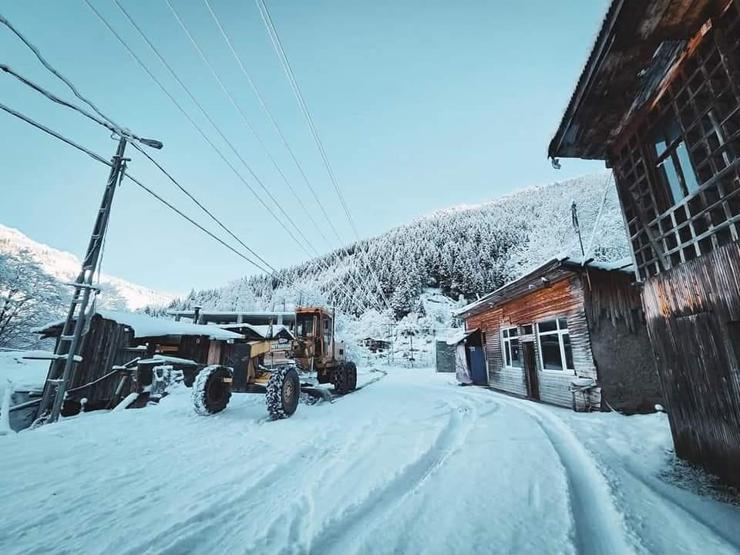 Rizede kar yağışı nedeniyle 41 köy yolu ulaşıma kapandı