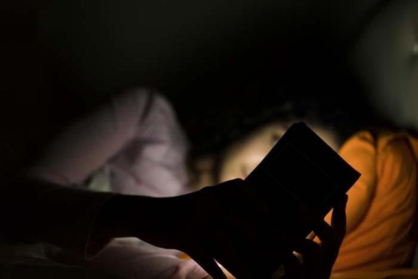 Uzmanı uyardı: Ekranlardan yayılan mavi ışık melatonin hormonunu baskılıyor