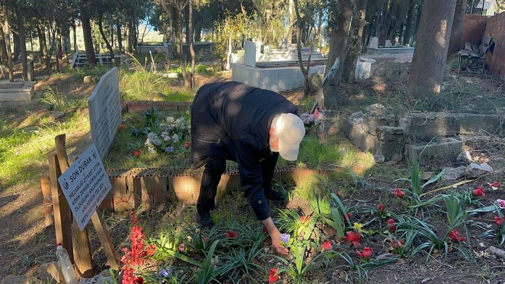 Bir garip olay: Hayattayken mezarını yaptı Her gün gidip üzerinde yatıyor