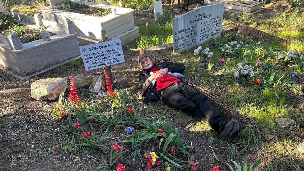 Bir garip olay: Hayattayken mezarını yaptı Her gün gidip üzerinde yatıyor