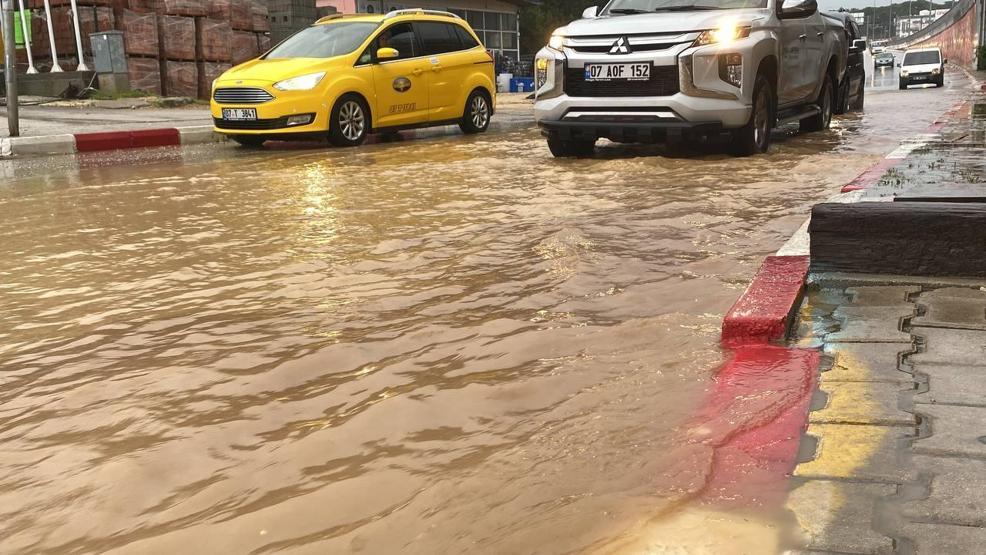 Meteoroloji uyarmıştı: Antalyada şiddetli yağmur ve fırtına etkili oldu